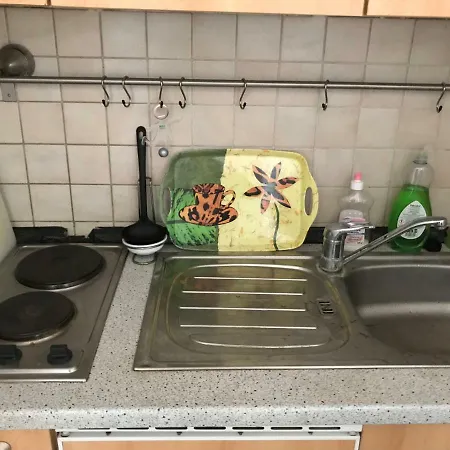 Schone Mit Balkon 아파트 *