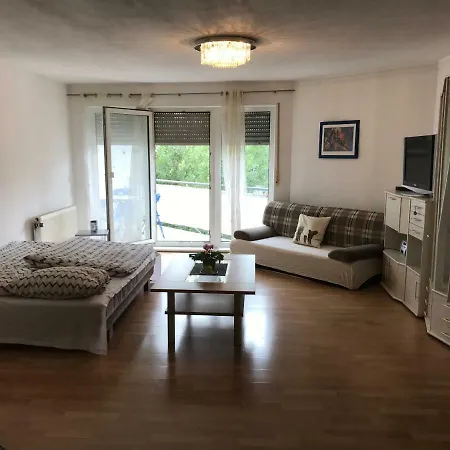 Schone Mit Balkon 아파트 *