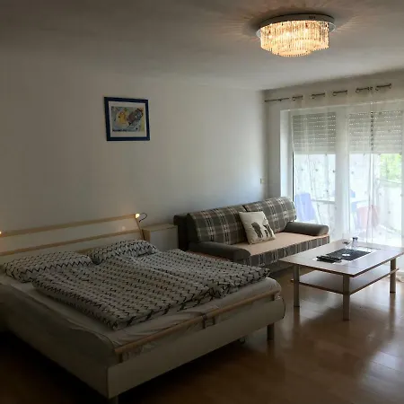 Schone Mit Balkon 아파트 *