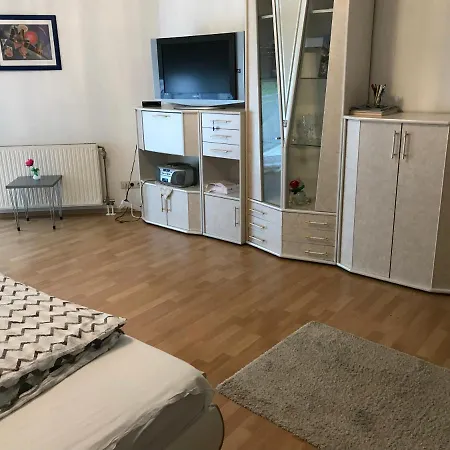 Schone Mit Balkon 아파트 *